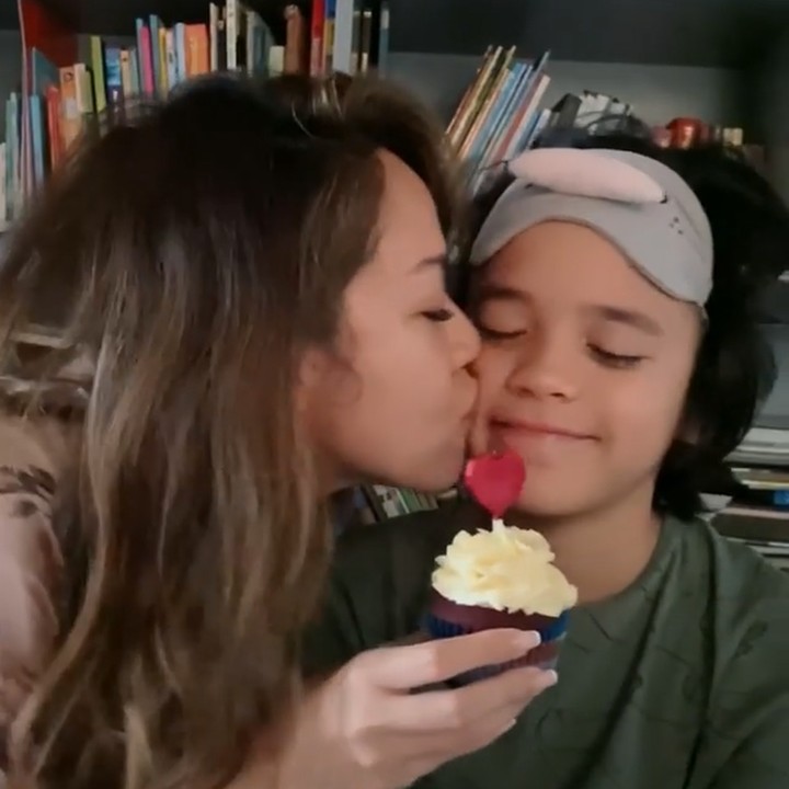 <p>Usai tiup lilin, BCL lantas memberi ciuman di pipi Noah. BCL tak menyangka, kini putranya sudah beranjak remaja. "<em>11 tahun yang lalu saya melahirkan bayi laki-laki kecil ini.. Dan sekarang dia telah tumbuh menjadi pra remaja yang luar biasa,</em>" tutur BCL. (Foto: Instagram @bclsinclair)</p>