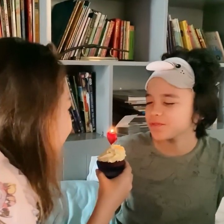 <p>Noah lantas terbangun dengan senyum menghiasi wajahnya, Bunda. Ia terlihat <em>happy</em> dengan kejutan dari sang bunda. (Foto: Instagram @bclsinclair)</p>