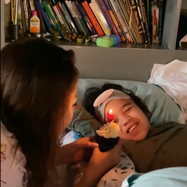 <p>BCL memberi kejutan saat Noah bangun tidur, dengan menyanyikan lagu <em>Happy Birthday</em> sambil membawa cupcake yang dihias lilin. "<em>Good morning, Happy Birthday Noah</em>," tutur BCL, dikutip dari Instagram. (Foto: Instagram @bclsinclair)</p>
