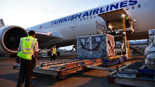 Dengan ketersediaan vaksin sampai 271,639,790 dosis, pemerintah mengejar target vaksinasi 70 persen masyarakat Indonesia pada akhir 2021 ini.