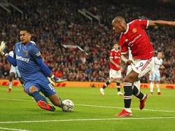 Anjing Ngolongin Pemain di Laga Bola, Fans MU Sebut-sebut Martial