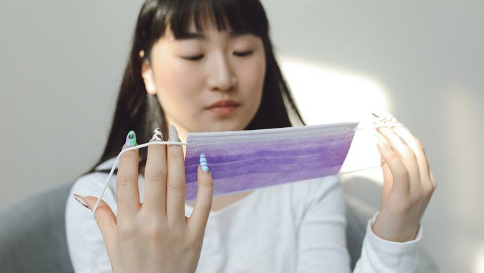 Nggak Boleh Sembarangan! Begini Cara Membuang Masker Sekali Pakai yang Benar