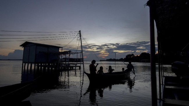 Sebuah kano kuno yang sudah tenggelam 1.200 tahun diangkat dari danau Wisconsin di Amerika Serikat.