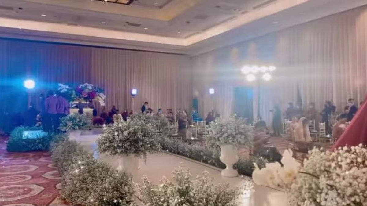 Dekorasi Lamaran Ria Ricis & Teuku Ryan&comma; Mewah Penuh Bunga&excl;