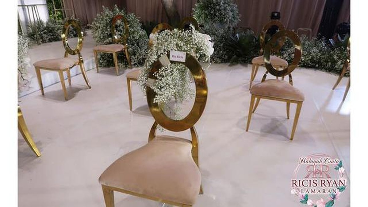 Dekorasi Lamaran Ria Ricis & Teuku Ryan&comma; Mewah Penuh Bunga&excl;