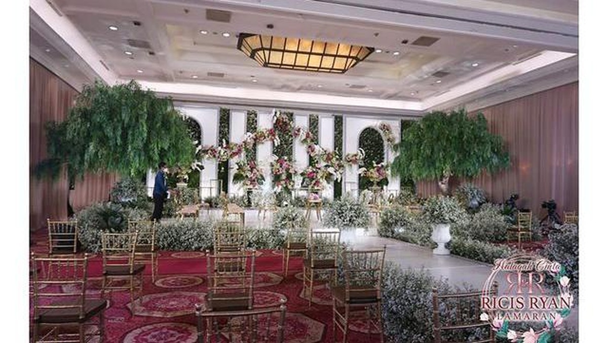 Dekorasi Lamaran Ria Ricis & Teuku Ryan&comma; Mewah Penuh Bunga&excl;