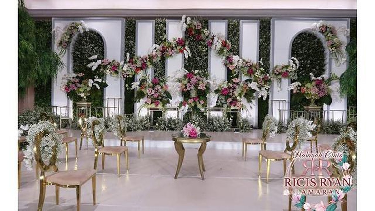 Dekorasi Lamaran Ria Ricis & Teuku Ryan&comma; Mewah Penuh Bunga&excl;