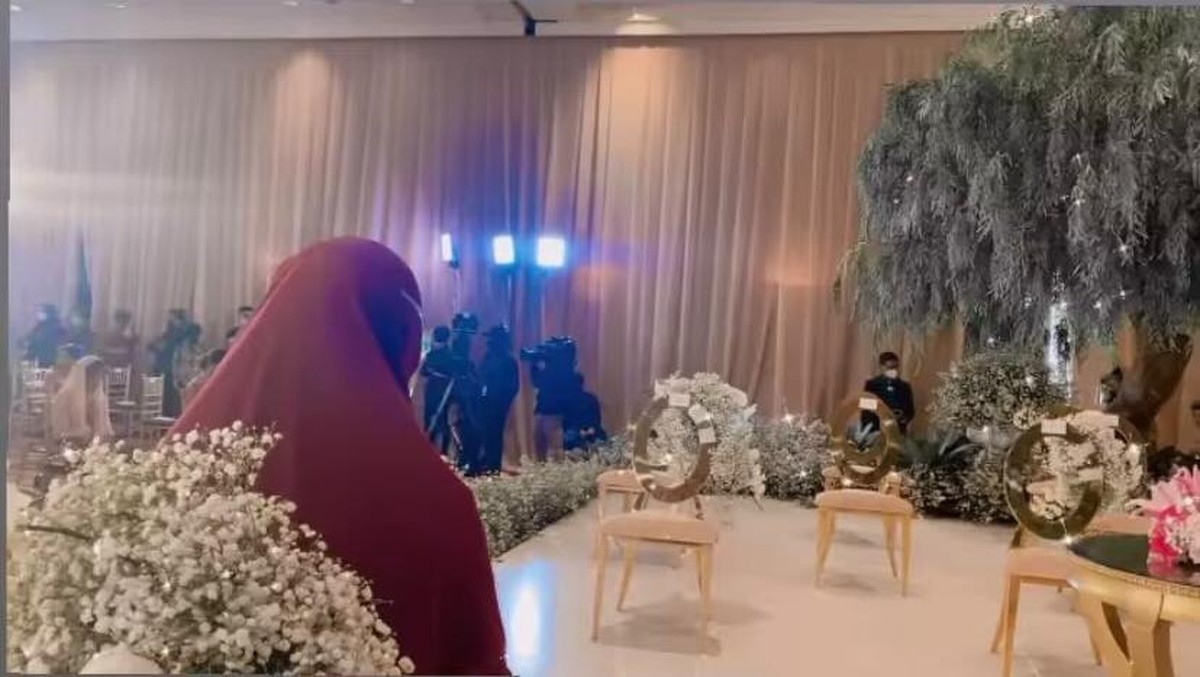 Dekorasi Lamaran Ria Ricis & Teuku Ryan&comma; Mewah Penuh Bunga&excl;