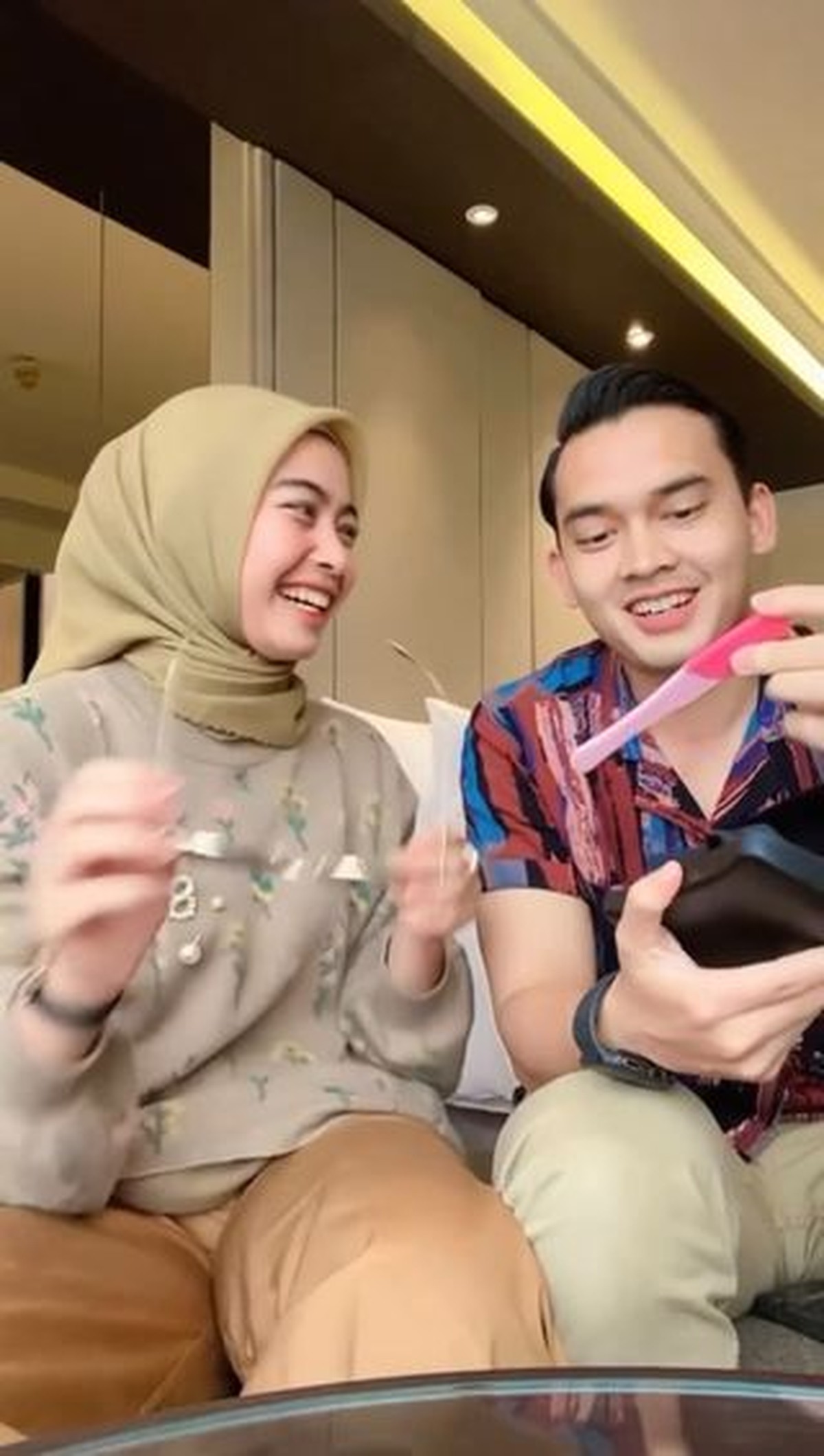 Ikbal Fauzi dan Novia Giana tengah berbahagia akan segera menjadi orang tua&period; Yuk intip kejutan romantis saat ia umumkan kehamilan&excl;