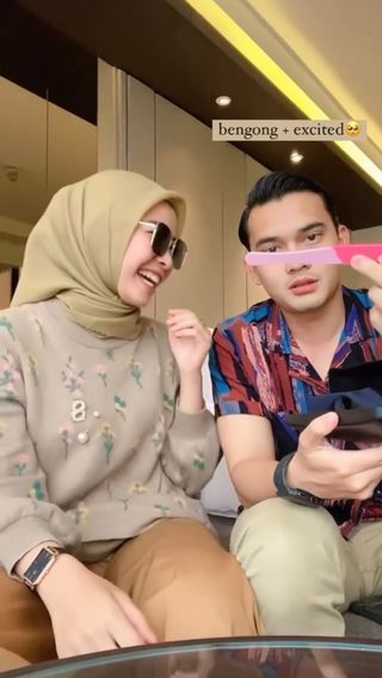 Ikbal Fauzi dan Novia Giana tengah berbahagia akan segera menjadi orang tua. Yuk intip kejutan romantis saat ia umumkan kehamilan!