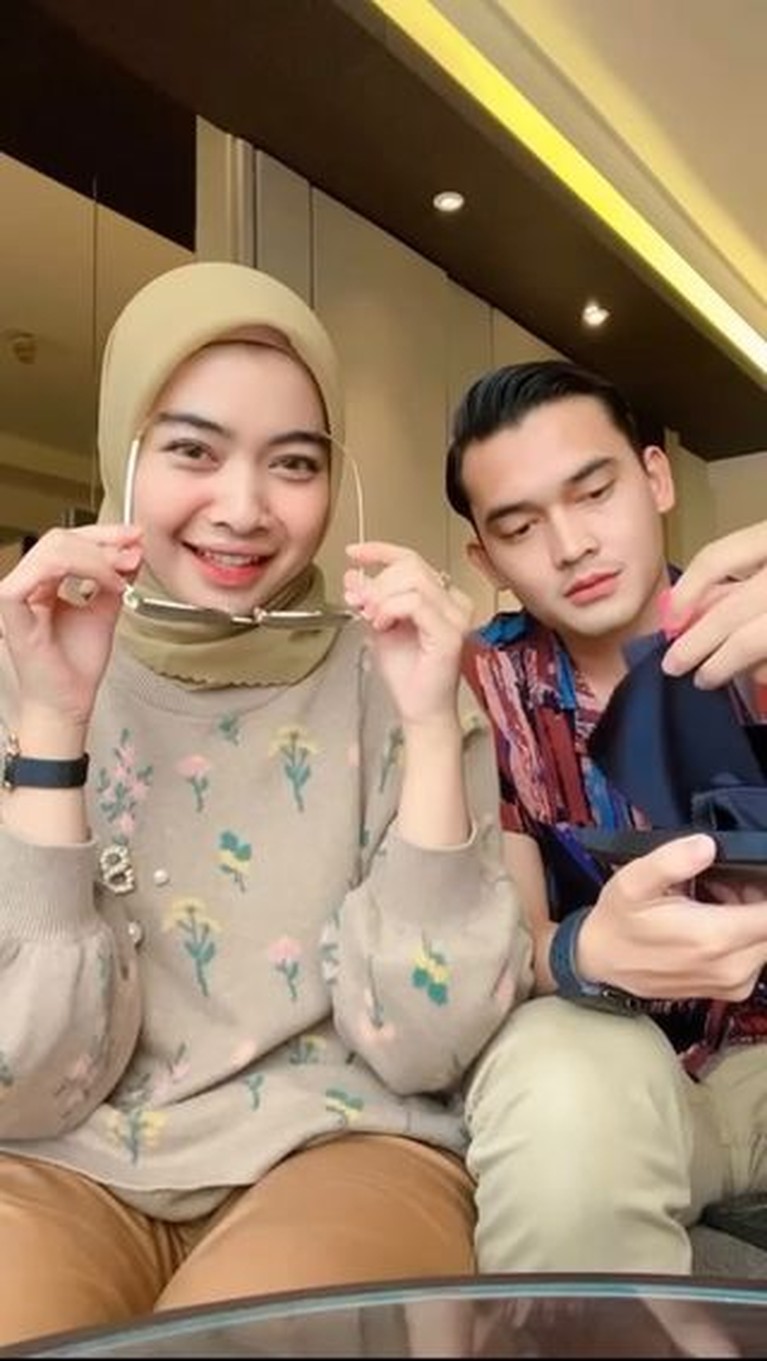 Ikbal Fauzi dan Novia Giana tengah berbahagia akan segera menjadi orang tua. Yuk intip kejutan romantis saat ia umumkan kehamilan!