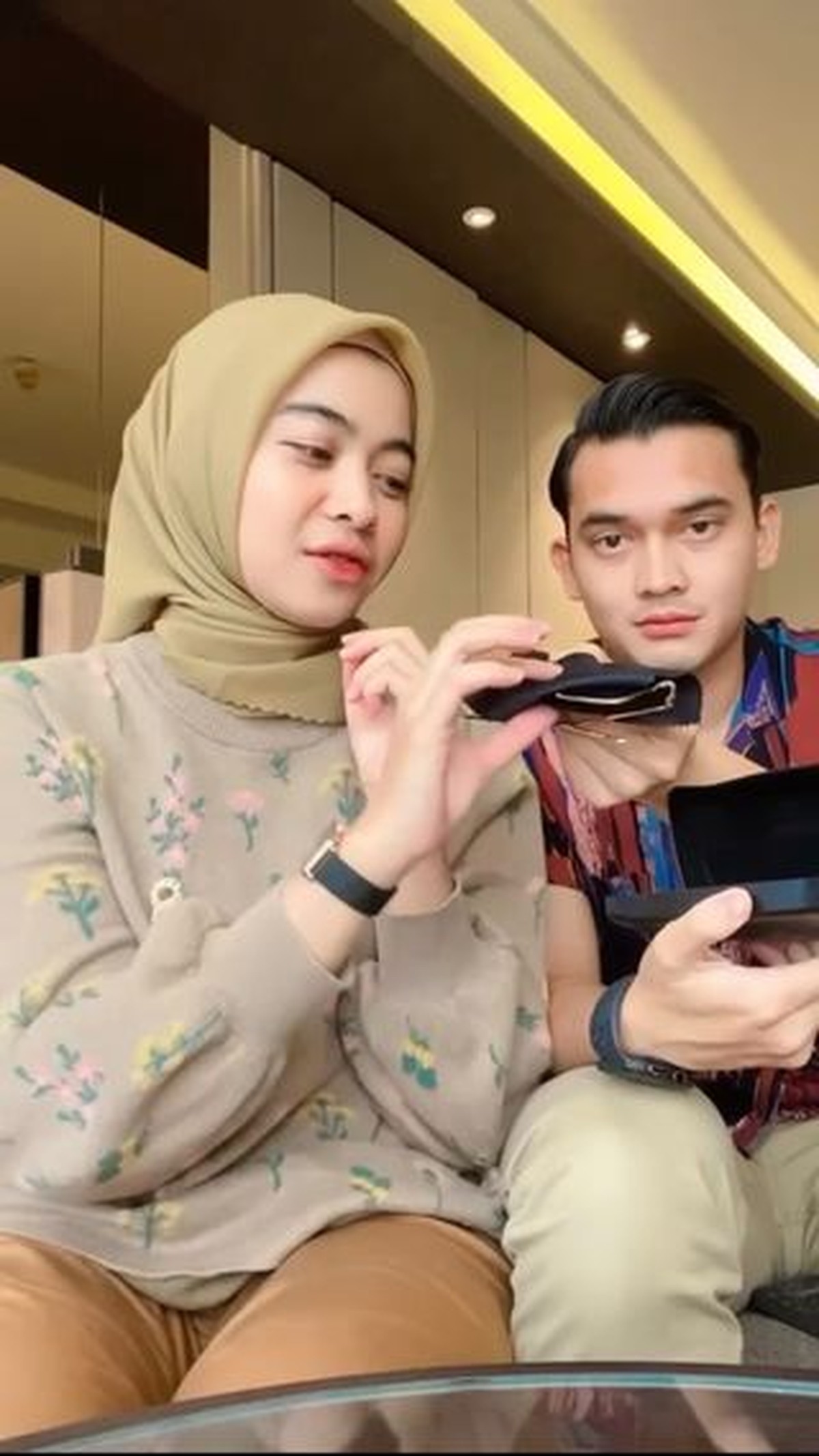 Ikbal Fauzi dan Novia Giana tengah berbahagia akan segera menjadi orang tua&period; Yuk intip kejutan romantis saat ia umumkan kehamilan&excl;