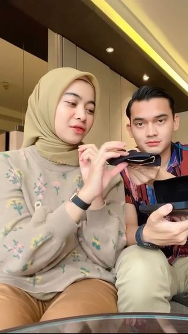 Ikbal Fauzi dan Novia Giana tengah berbahagia akan segera menjadi orang tua. Yuk intip kejutan romantis saat ia umumkan kehamilan!