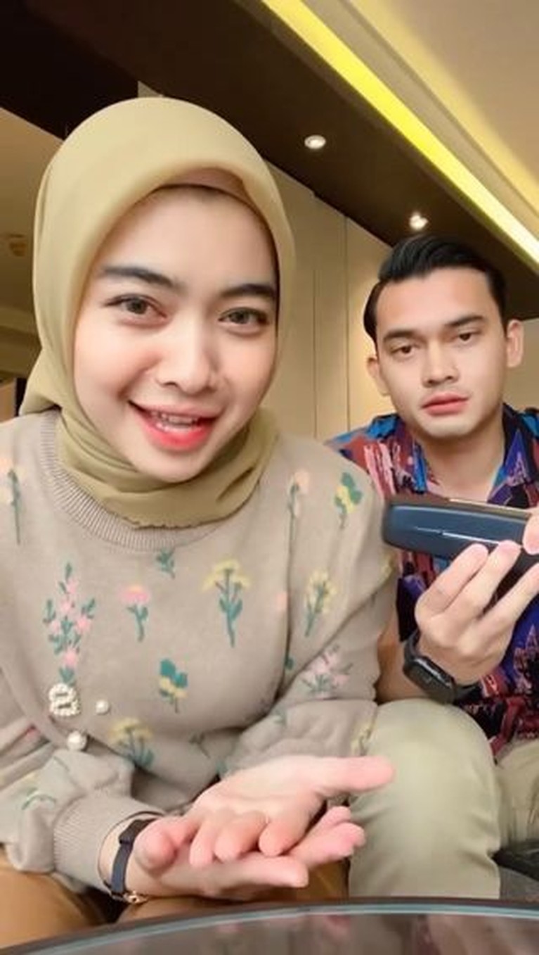 Ikbal Fauzi dan Novia Giana tengah berbahagia akan segera menjadi orang tua. Yuk intip kejutan romantis saat ia umumkan kehamilan!
