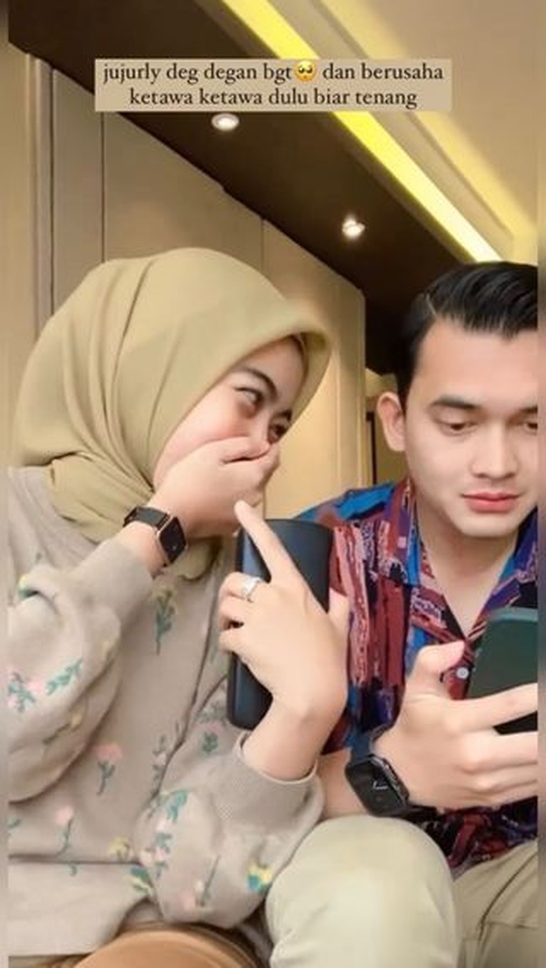 Ikbal Fauzi dan Novia Giana tengah berbahagia akan segera menjadi orang tua. Yuk intip kejutan romantis saat ia umumkan kehamilan!