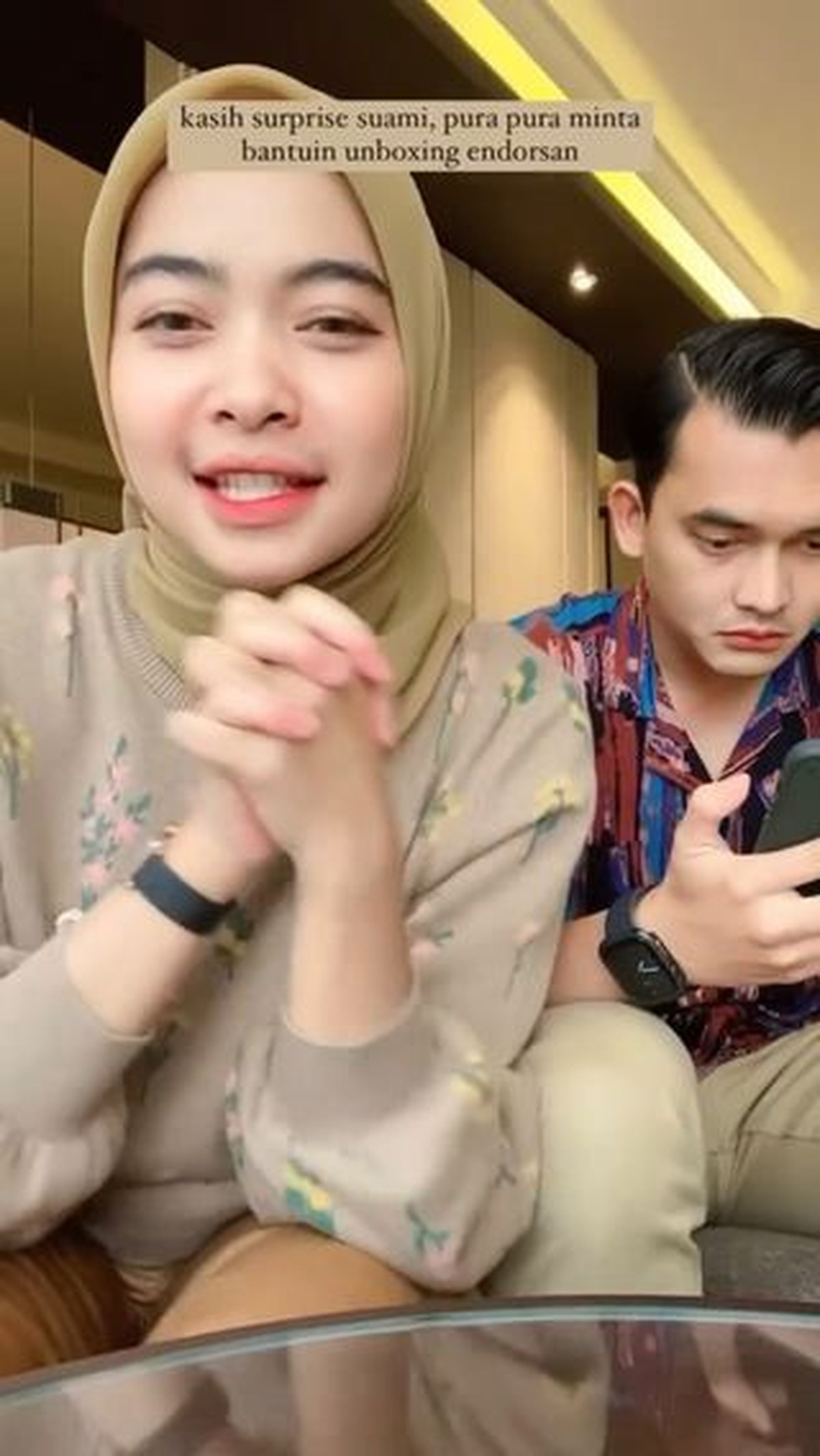 Ikbal Fauzi dan Novia Giana tengah berbahagia akan segera menjadi orang tua&period; Yuk intip kejutan romantis saat ia umumkan kehamilan&excl;