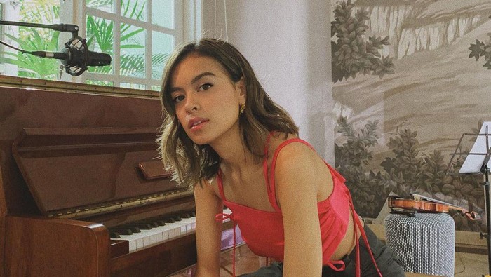 Selalu Tampil Modis, Intip Karakter Eva Celia dari Gaya Berpakaiannya yang Virgo Banget