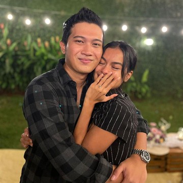 img-title 5 Fakta Perjalanan Cinta Eva Celia dan Demas Narawangsa Ini Bakal Sukses Bikin Kamu Makin Baper! Duh...