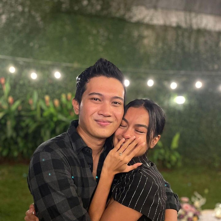 <p>Eva Celia belum lama ini melalui momen bahagia, Bunda. Putri Sophia Latjuba itu dilamar oleh kekasihnya, Demas Narawangsa pada Selasa (21/9/2021). (Foto: Instagram @evacelia)</p>