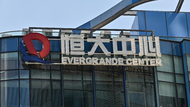 Raksasa properti China Evergrande resmi mengumumkan bangkrut setelah bertahan cukup lama dengan masalah keuangan.