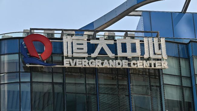 Krisis Berlanjut, Bank Sita Uang Tunai Evergrande Rp28,68 T Bank menyita uang tunai milik Evergrande sebesar US$2 miliar atau Rp28 triliun (kurs Rp14.344 per dolar AS) karena tak mampu menerbitkan hasil audit.