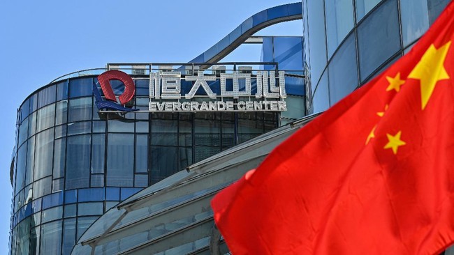 Perusahaan real estat asal China, Evergrande Group melaporkan penurunan kerugian pada awal tahun ini, namun sahamnya anjlok lebih dari 70 persen.