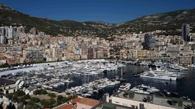 FOTO: Antusiasme Turis Kaya Jajan Yacht di Monako
