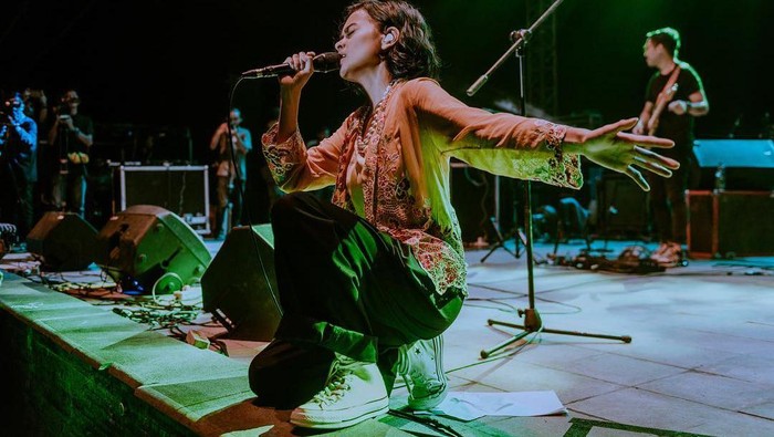 6 Gaya Edgy Eva Celia dengan Busana Etnik, Kece Maksimal!