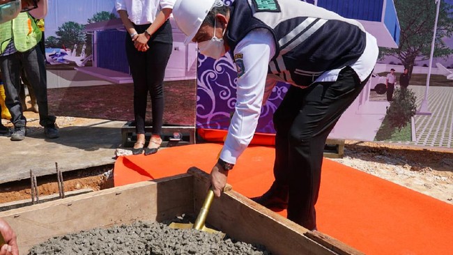 Gubernur Kepri Ansar Ahmad melakukan acara groundbreaking pembangunan gudang industri kapal Hoverwing (WIG) oleh PT Bintan Bahari Industri.