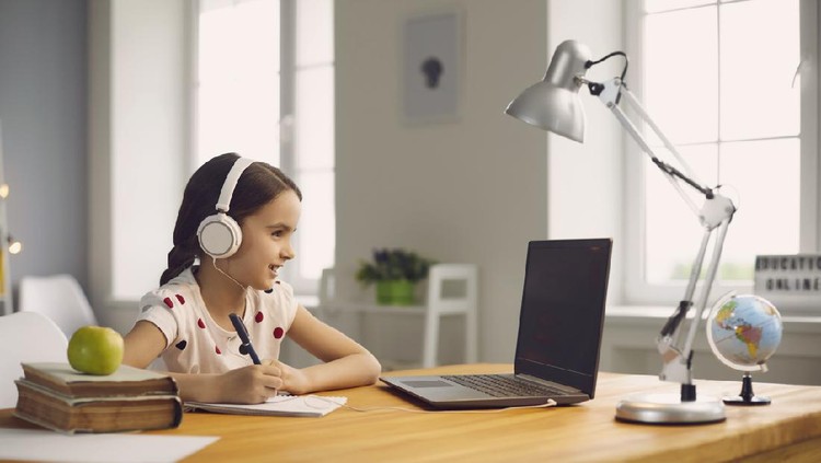 Ilustrasi anak sekolah online Ilustrasi anak sekolah online
