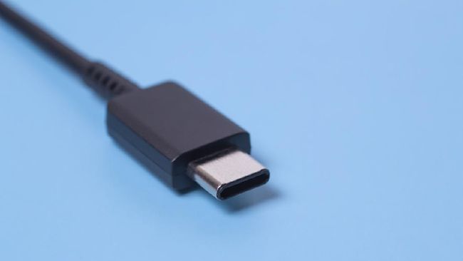 Apple harus mengubah semua pengisian baterai iPhone dengan USB-C di Eropa mulai 2024.