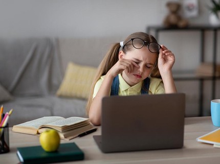 Sekolah Online Bikin Mata Anak Cepat Lelah, Bun? Ini Solusinya