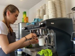 Inspiratif! Gadis 16 Tahun Ini Sudah Punya Bisnis Kopi Sendiri