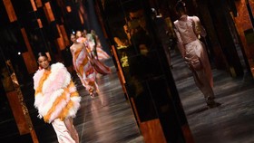 FOTO: Kemilau Koleksi Terbaru Kim Jones di Milan Fashion Week
