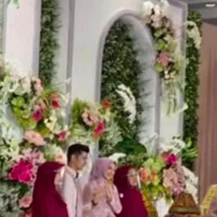 <p>Dengan mantap dan tentunya masih berlinang air mata, Ria Ricis menerima lamaran. Ia mengaku siap untuk menjadi calon istri Teuku Ryan. (Foto: YouTube Vazo Ahmad)</p>