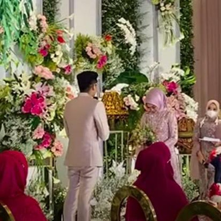 <p>Dengan mantap dan tentunya masih berlinang air mata, Ria Ricis menerima lamaran. Ia mengaku siap untuk menjadi calon istri Teuku Ryan. (Foto: YouTube Vazo Ahmad)</p>
