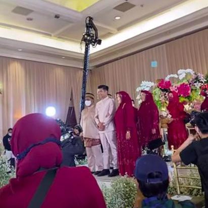 <p>Ria Ricis dan Teuku Ryan melangsungkan lamaran hari ini, Kamis (23/9/2021), Bunda. Prosesi lamaran YouTuber dengan calon suaminya itu berlangsung di hotel berbintang, di bilangan Kuningan, Jakarta Selatan. (Foto: YouTube Vazo Ahmad)</p>
