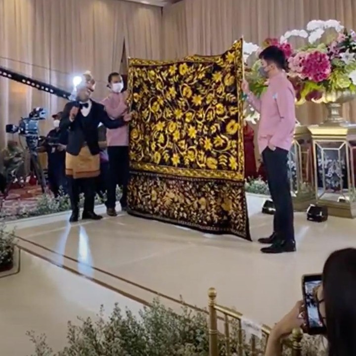 <p>Dalam rangkaian lamaran, terdapat prosesi tebak-tebakan, sang pemandu acara Irfan Hakim dan Vega Darwanti menanyakan lagi kepada Teuku Ryan apakah benar-benar mengenal calon istrinya lantaran ia baru mengenal Ria Ricis baru 9 bulan. (Foto: YouTube Vazo Ahmad)</p>