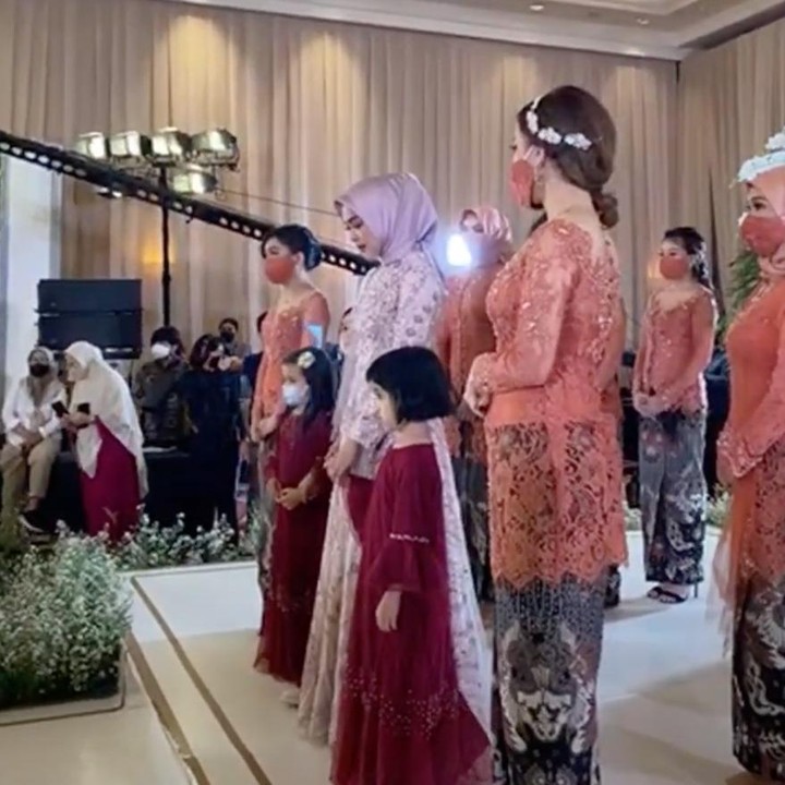 <p>Terdapat prosesi seserahan dari pihak keluarga Teuku Ryan kepada keluarga Ria Ricis. Salah satu seserahannya adalah pakaian adat Aceh, Bunda. (Foto: YouTube Vazo Ahmad)</p>