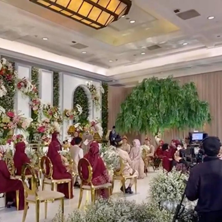 <p>Lamaran Ricis dan Ryan dihadiri oleh keluarga dan beberapa teman artis. <em>Bridesmaids</em> Ria Ricis pun antara lain Haruka eks JKT48, Ghea Idol, dan Amanda Caesa. (Foto: YouTube Vazo Ahmad)</p>