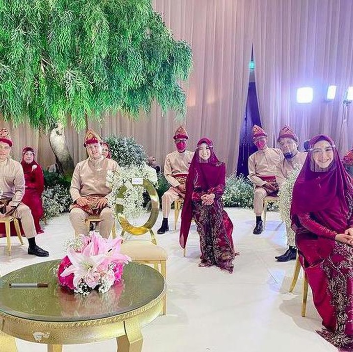 <p>Acara lamaran Ria Ricis dan Teuku Ryan bernuansa Islami dan memakai adat Aceh, Bunda. Ini mengingat keluarga Teuku Ryan berasal dari Aceh. (Foto: Instagram @okisetianadewi)</p>