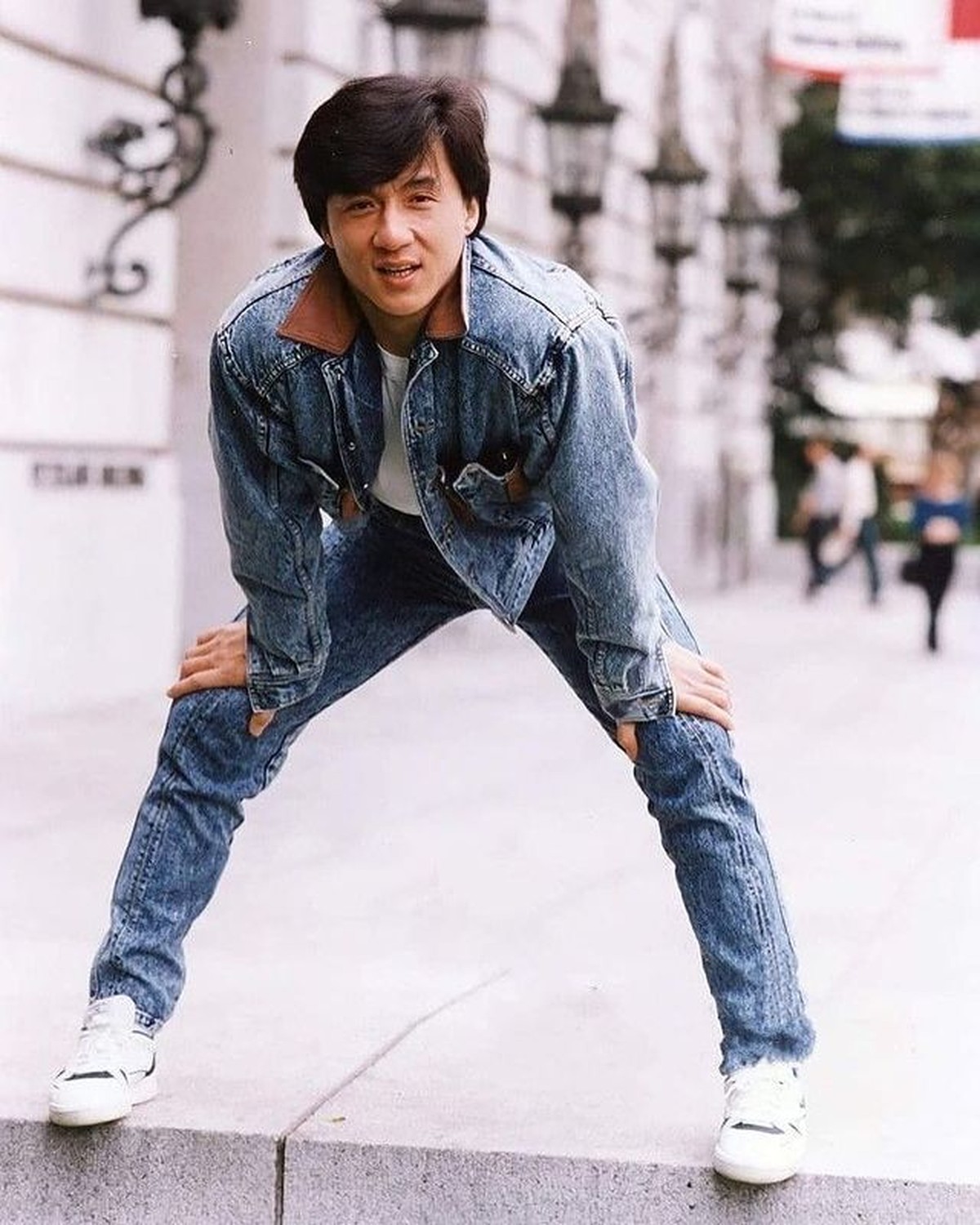 Jackie Chan menceritakan kehidupan masa mudanya yang kerap berjudi dan menyewa PSK&period; Yuk intip potretnya saat muda&excl;