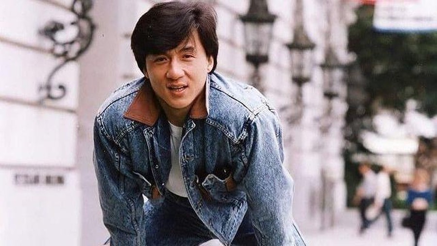 Jackie Chan menceritakan kehidupan masa mudanya yang kerap berjudi dan menyewa PSK. Yuk intip potretnya saat muda!