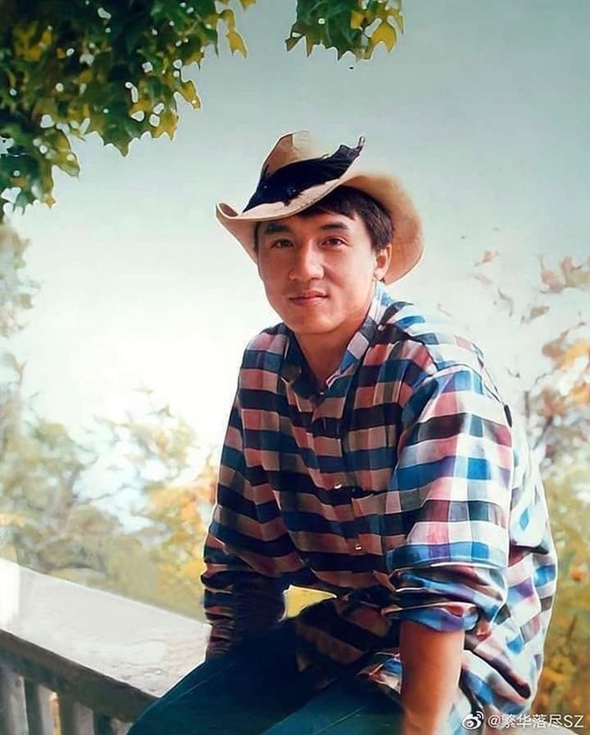 Jackie Chan menceritakan kehidupan masa mudanya yang kerap berjudi dan menyewa PSK&period; Yuk intip potretnya saat muda&excl;