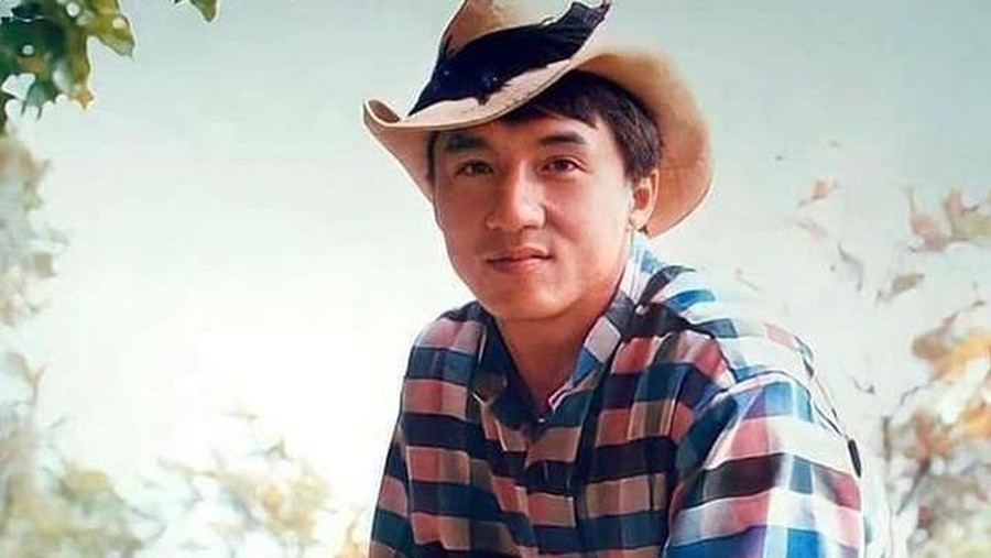 Jackie Chan menceritakan kehidupan masa mudanya yang kerap berjudi dan menyewa PSK. Yuk intip potretnya saat muda!