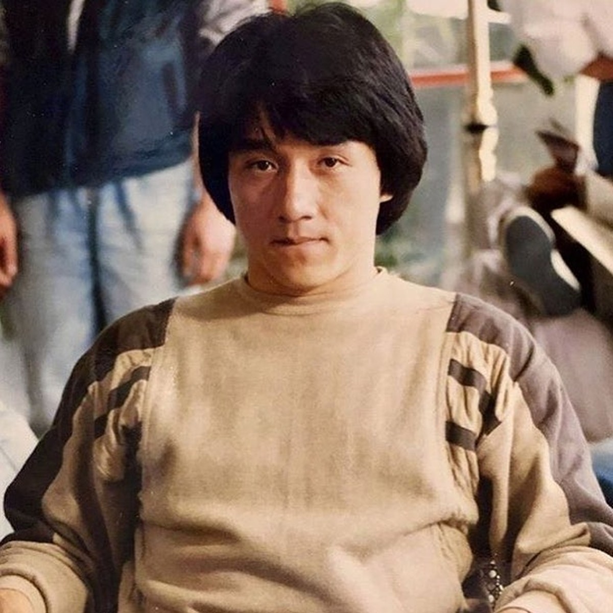 Jackie Chan menceritakan kehidupan masa mudanya yang kerap berjudi dan menyewa PSK&period; Yuk intip potretnya saat muda&excl;