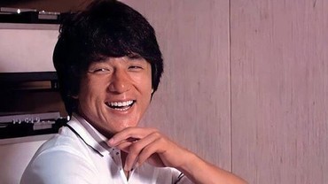 img-title Tak Sadar Anak Sudah SMA, Jackie Chan Malah Jemput di SD