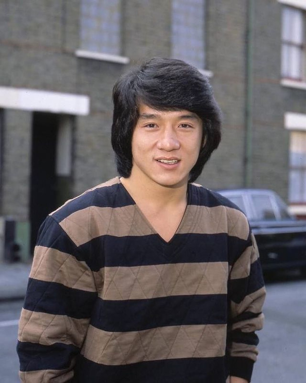 Jackie Chan menceritakan kehidupan masa mudanya yang kerap berjudi dan menyewa PSK&period; Yuk intip potretnya saat muda&excl;