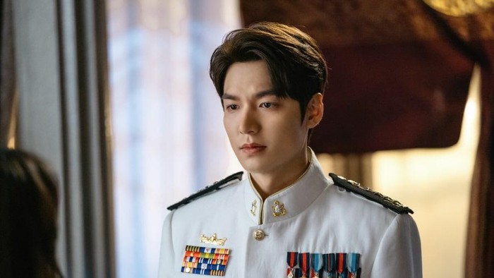 5 Gaya Aktor Korea dalam Balutan Seragam di Drama, Siapa Paling Keren? 5 Gaya Aktor Korea dalam Balutan Seragam di Drama, Siapa Paling Keren?
