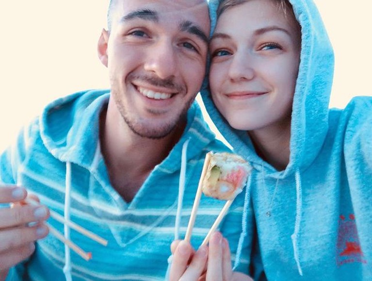 Liburan Seru Gabby Petito & Kekasih Sebelum Ditemukan Tewas Selebgram asal Amerika Gabby Petito sempat hilang dan ditemukan tewas usai liburan bersama sang kekasih. Yuk intip foto liburannya!